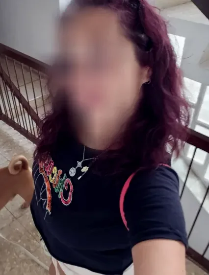 Mia, 33